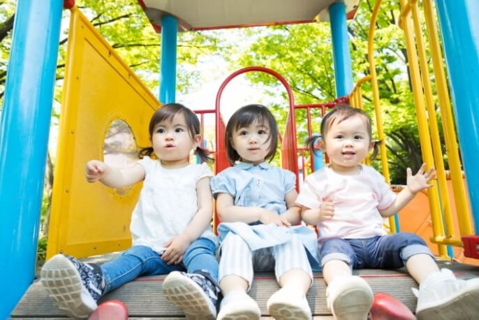 子供たちが公園の遊具で遊んでいる様子