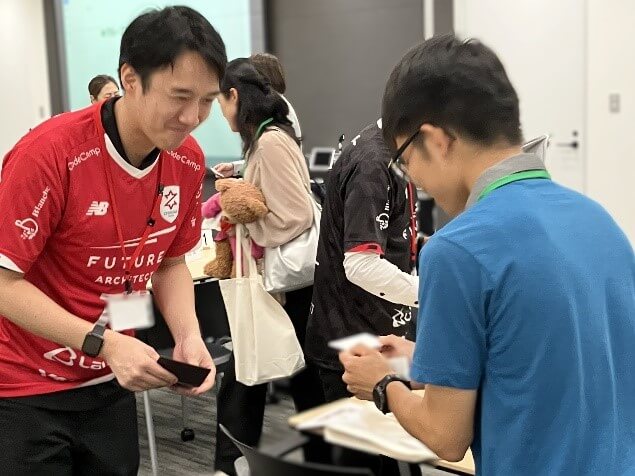 参加者が名刺を交換している様子