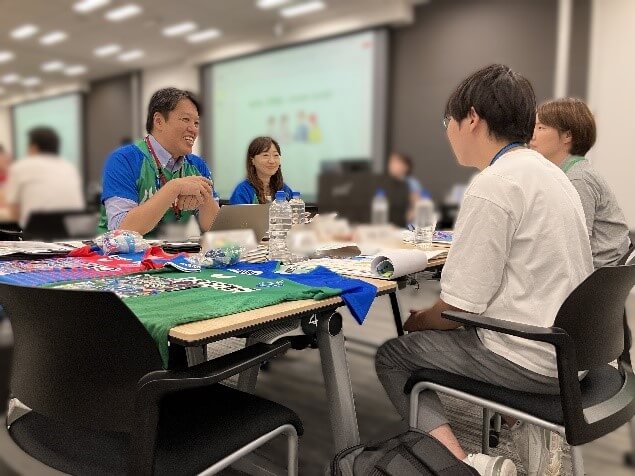 参加者が4人でテーブルを囲み話している様子