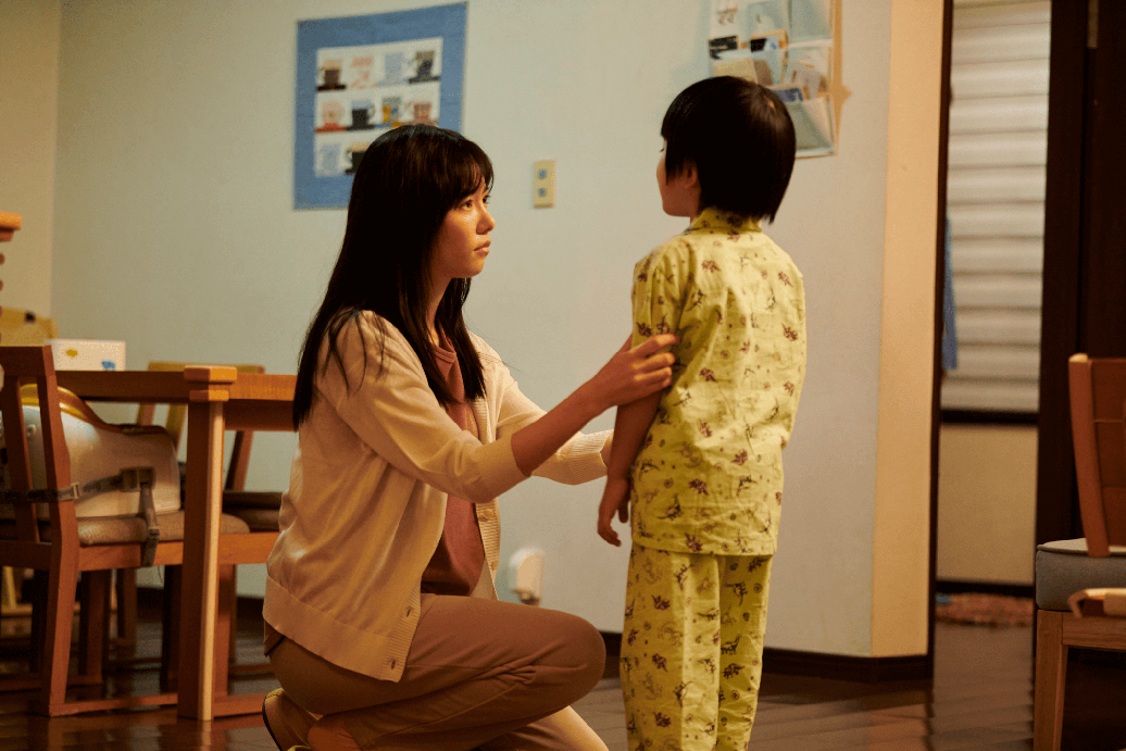 島崎遥香さん演じるちひろが5歳の長男と視線を合わせ、真剣に何かを話している場面