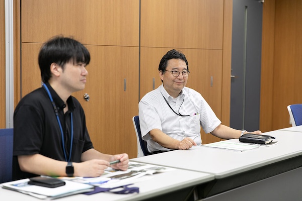 豊洲市場について説明する東京都水産物卸売業者ご担当者様の写真