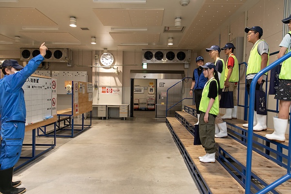 せり台を見学する参加者の写真