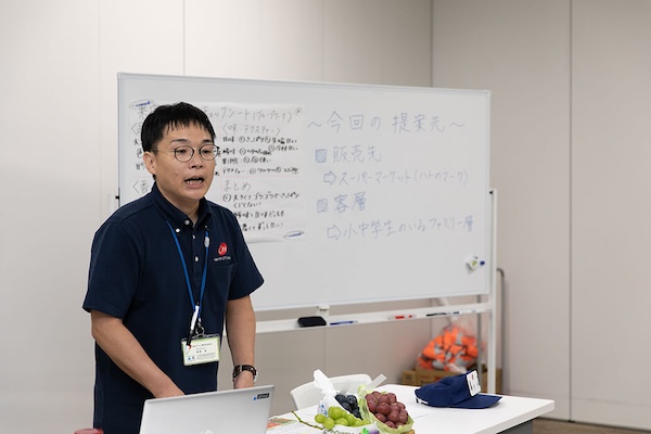 東京シティ青果（株）ご担当者様が青果物卸売業者の仕事について説明している様子の写真