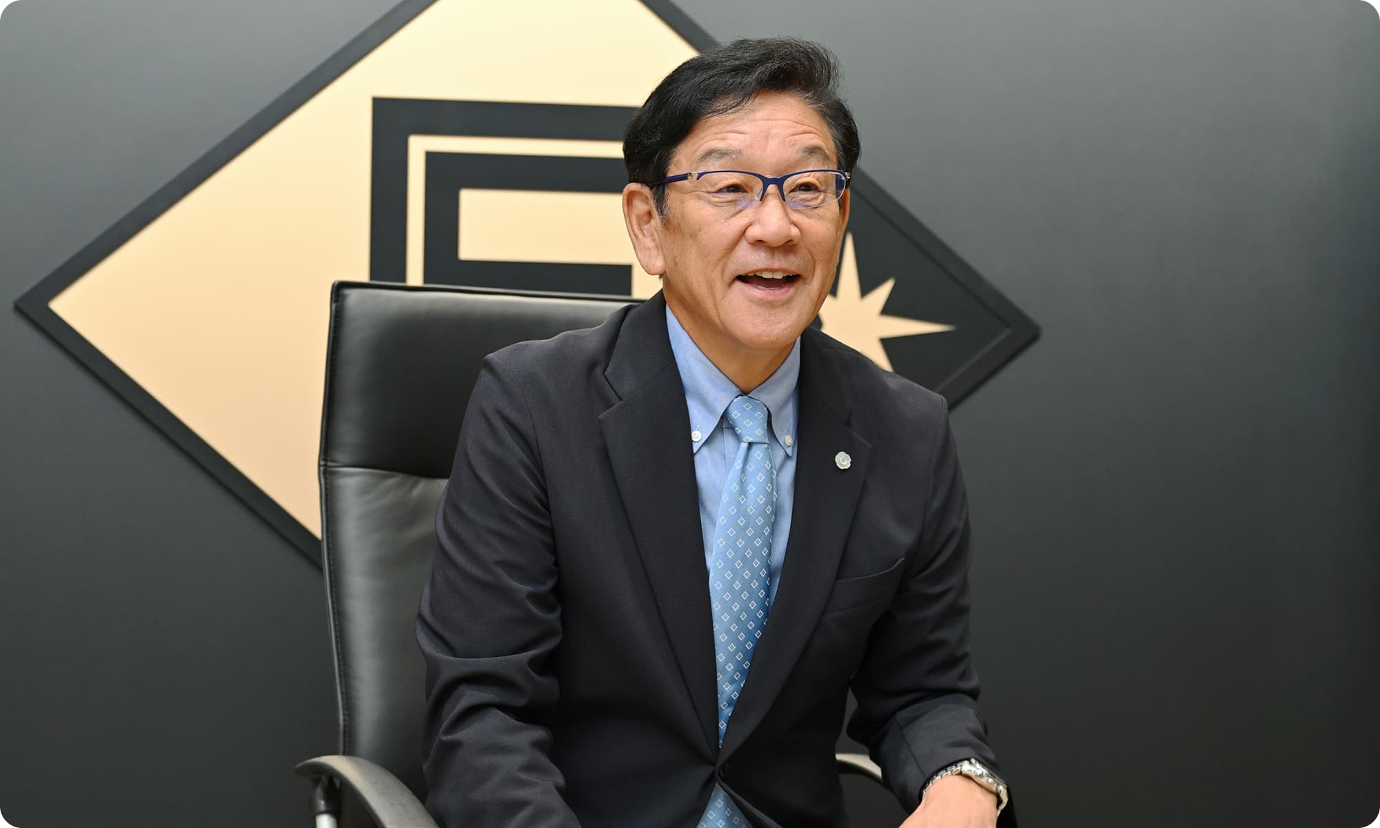 栗山英樹さんが笑っている様子