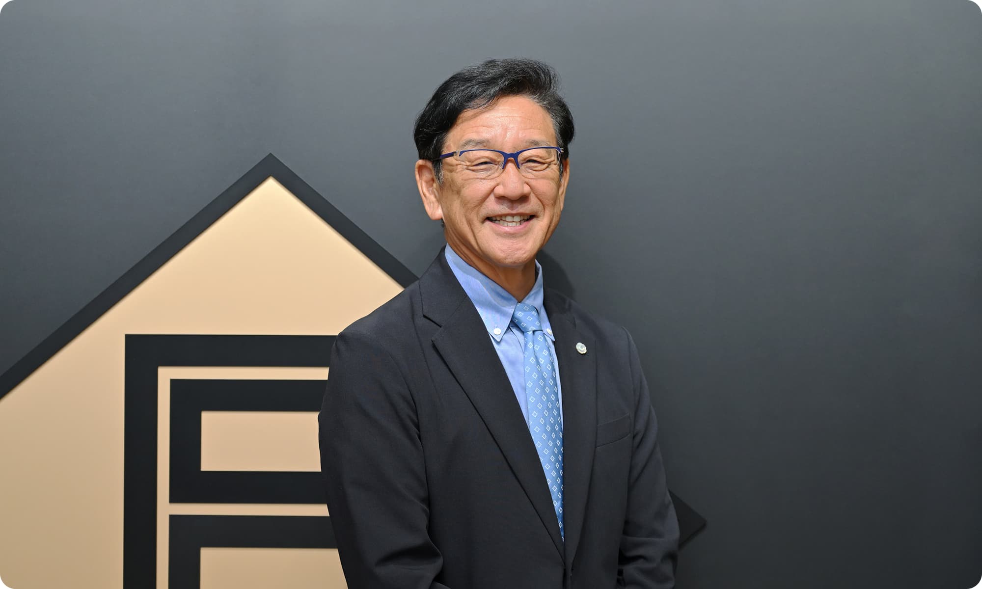 栗山英樹さんが笑顔の様子