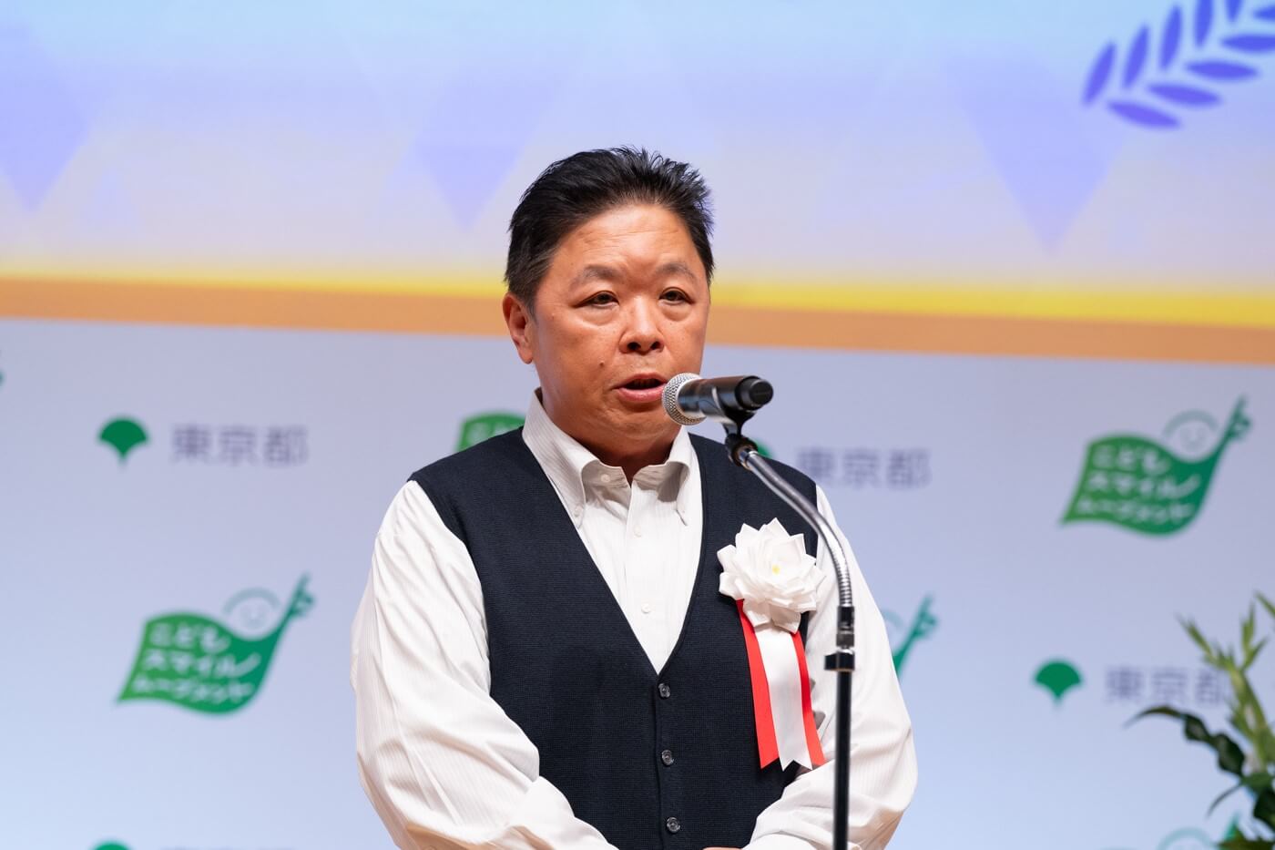 アンバサダー 伊集院 光さんが登壇してコメントしている様子