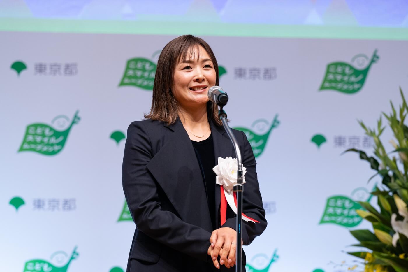 こどもスマイルムーブメントアンバサダーの谷 真海さんが登壇してコメントしている様子