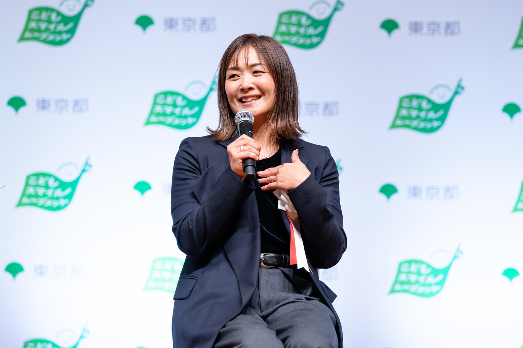 谷 真海さんがコメントしている様子