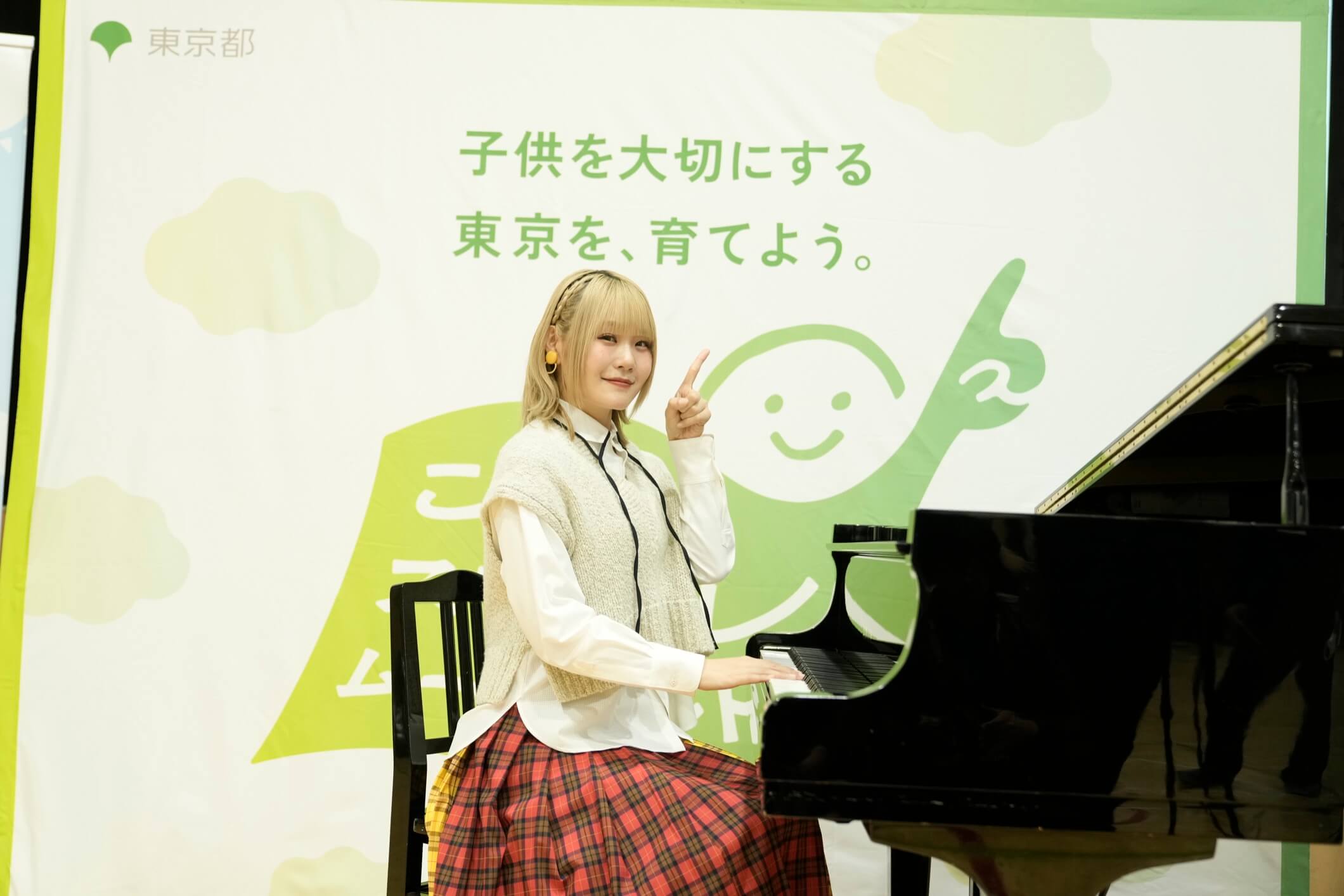 ハラミちゃんがピアノの前に座ってポーズを取っている様子