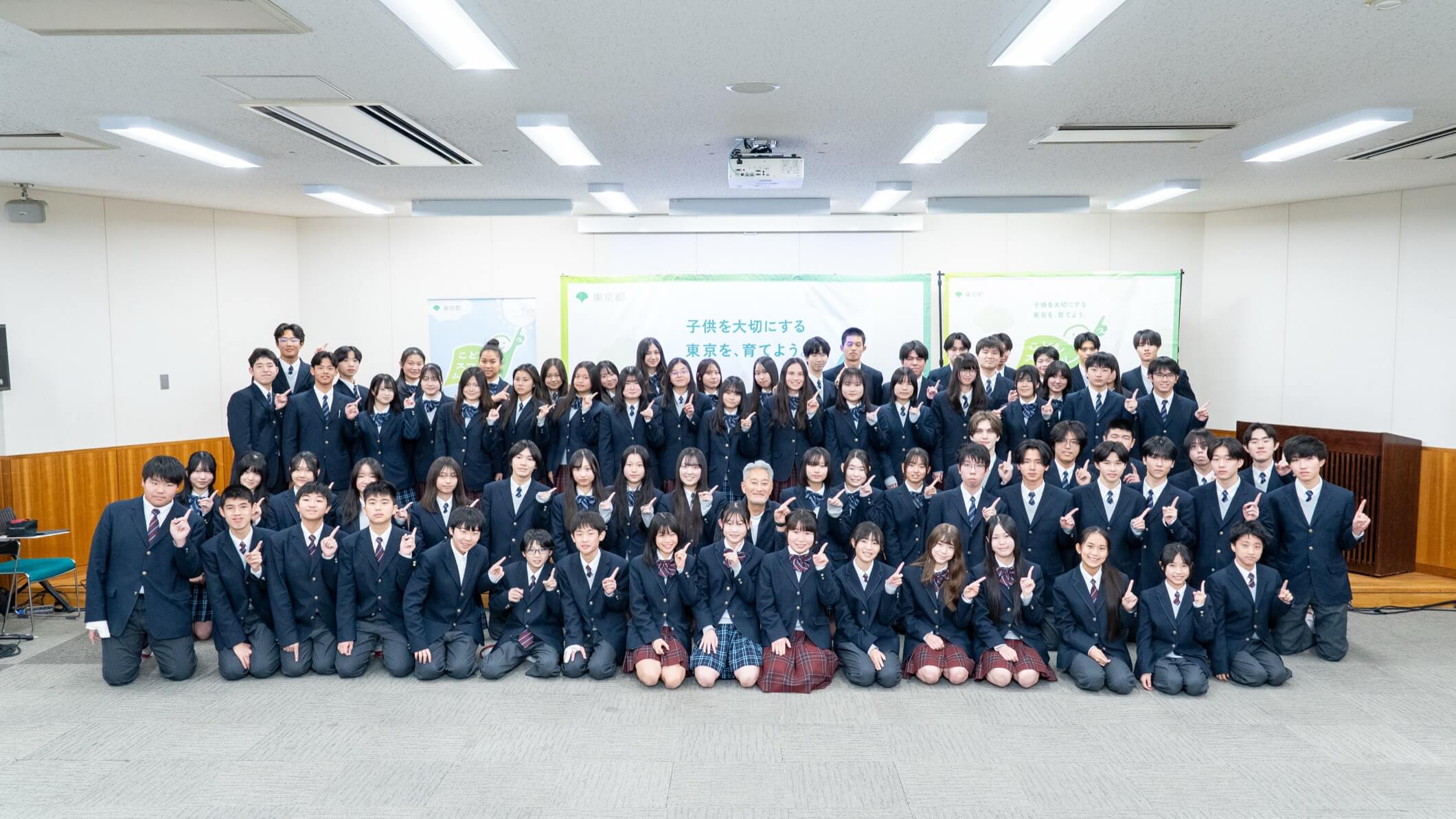 ソニー元CEO平井一夫さんと、特別授業に参加した生徒たちの集合写真