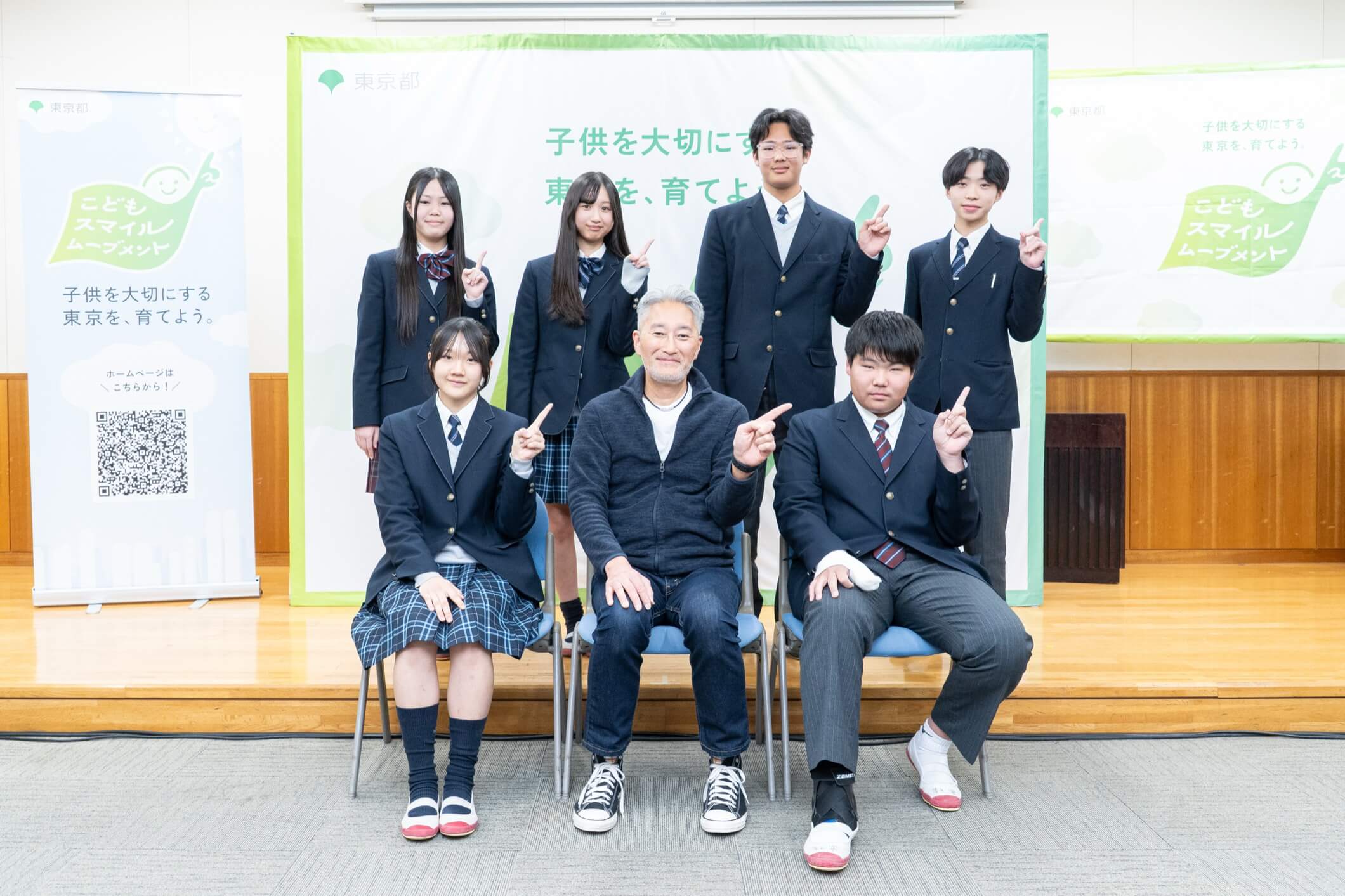 ソニー元CEO平井一夫さんと、数人の生徒がポーズをとっている写真