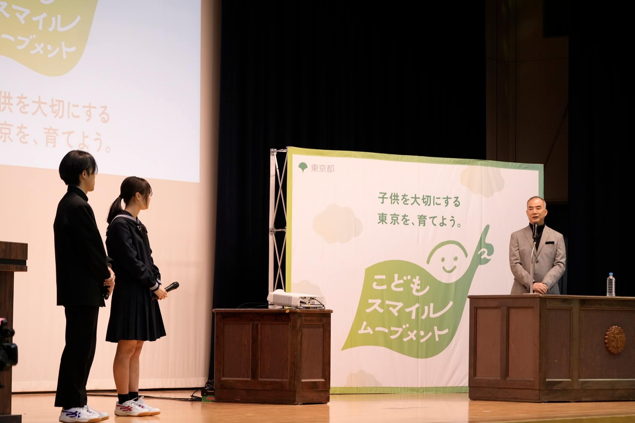 野口聡一さんが壇上で生徒に向き合う様子