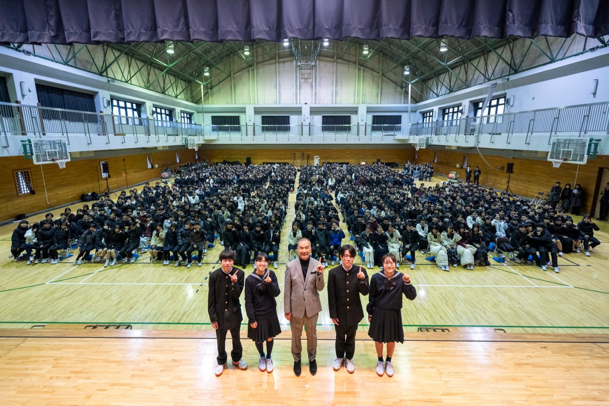 野口聡一さんと、特別授業に参加した生徒たちの集合写真