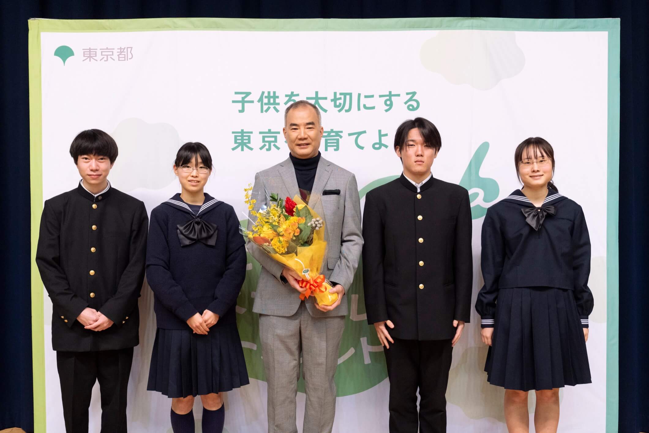 野口聡一さんと数人の生徒が並んでいる様子