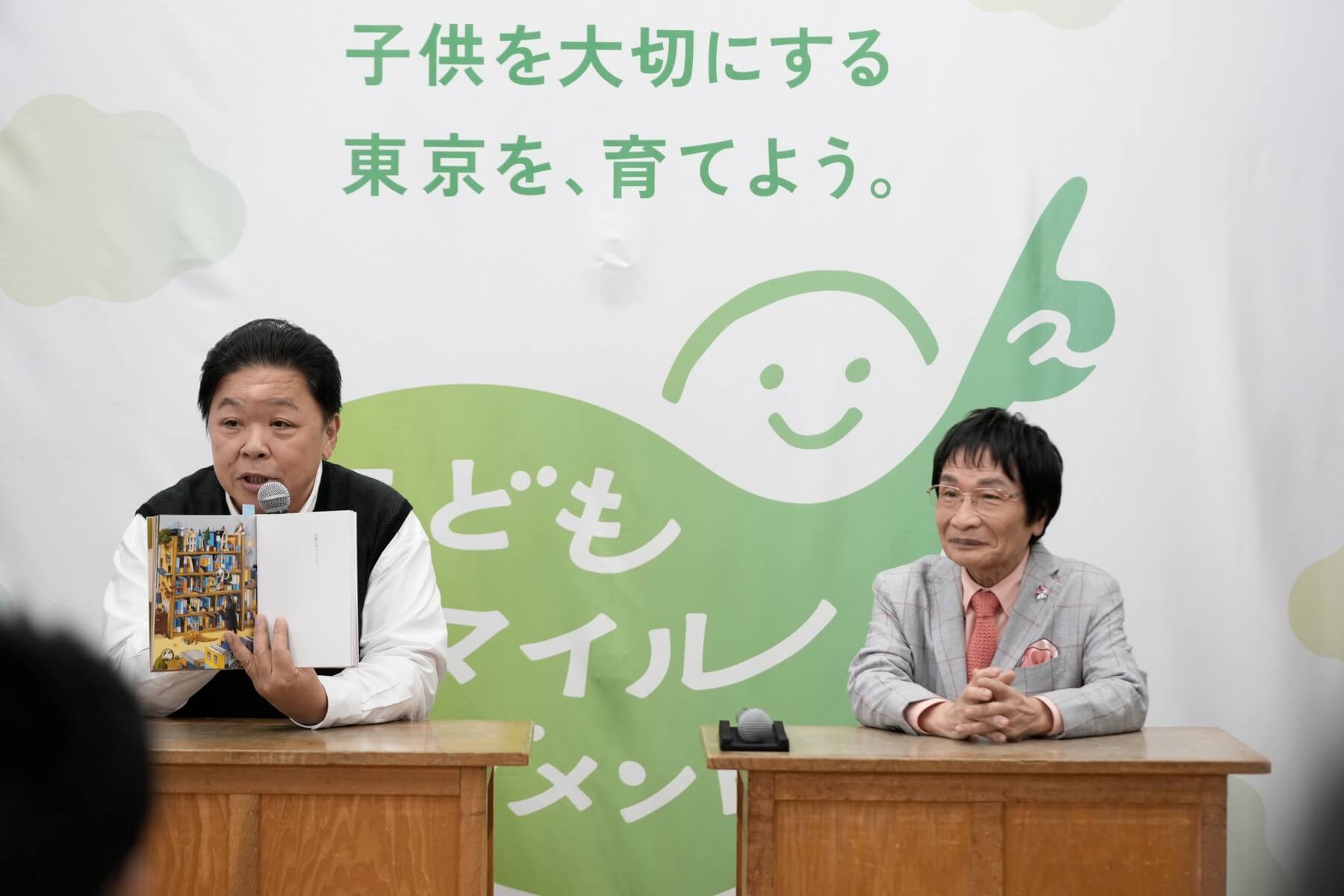 伊集院光さんが一冊の絵本を紹介する様子