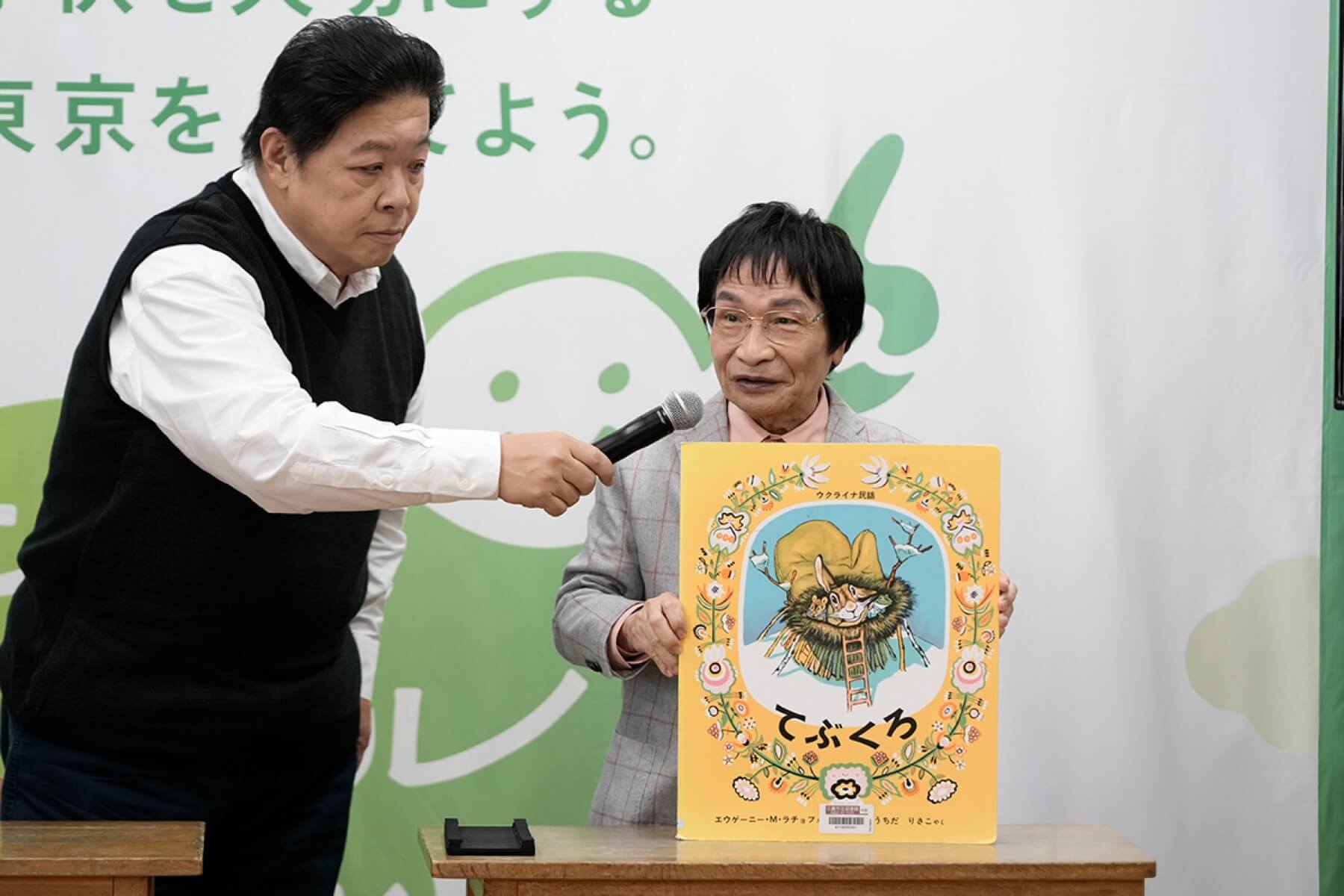 尾木直樹さんが一冊の絵本を紹介する様子