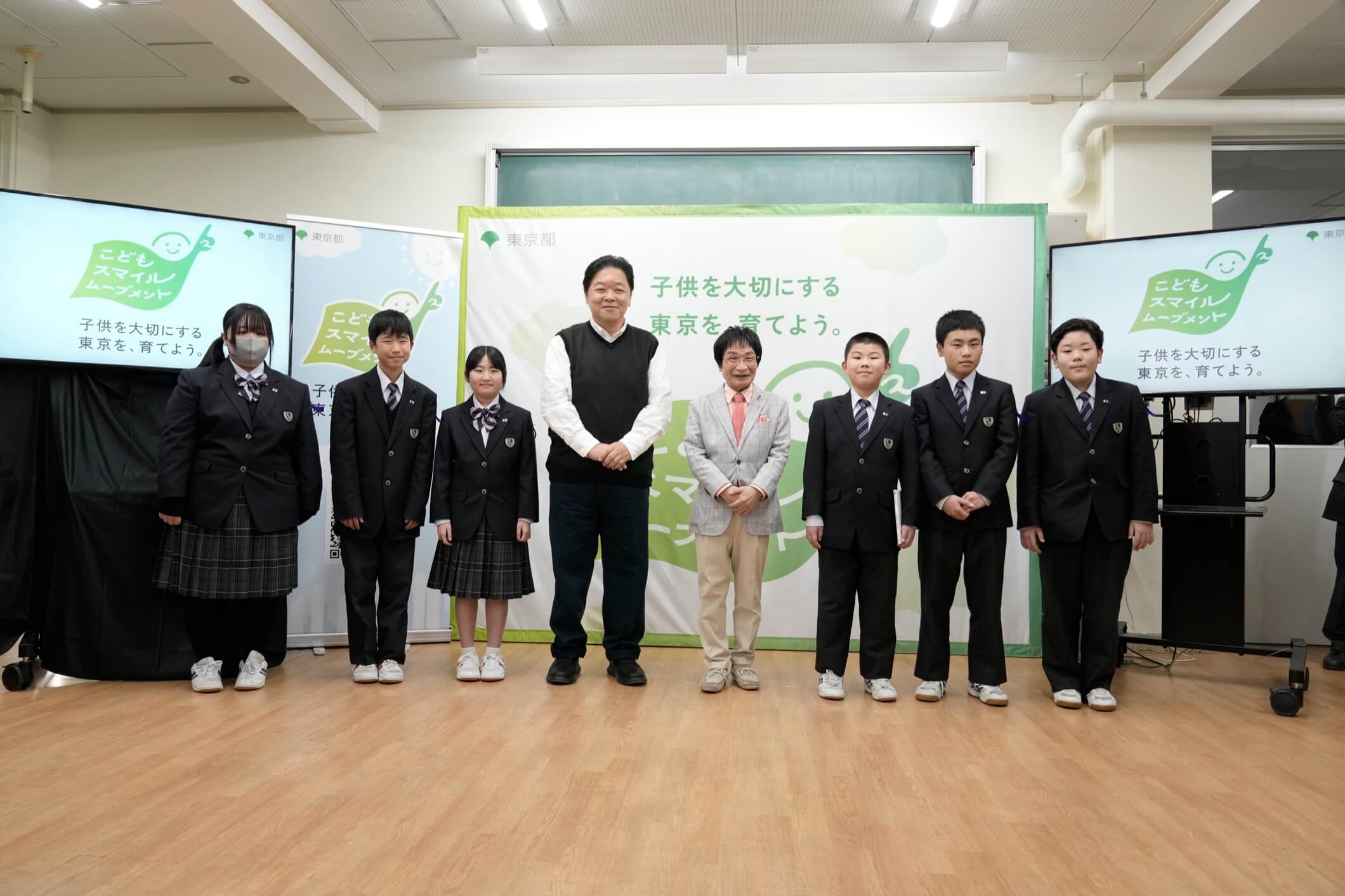 伊集院光さん・尾木直樹さんと、生徒代表の6名の集合写真