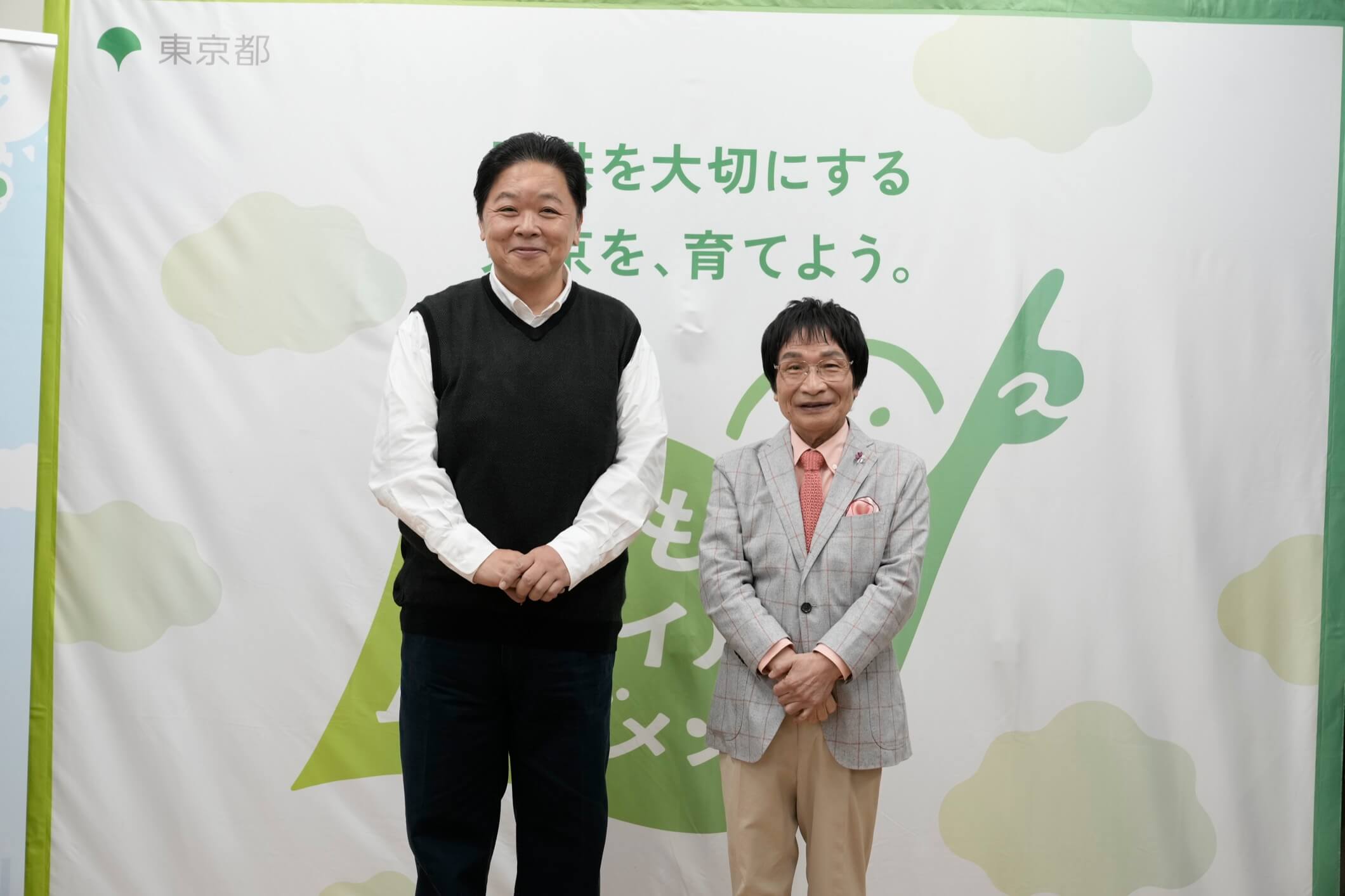 伊集院光さん・尾木直樹さんが笑顔で並ぶ様子