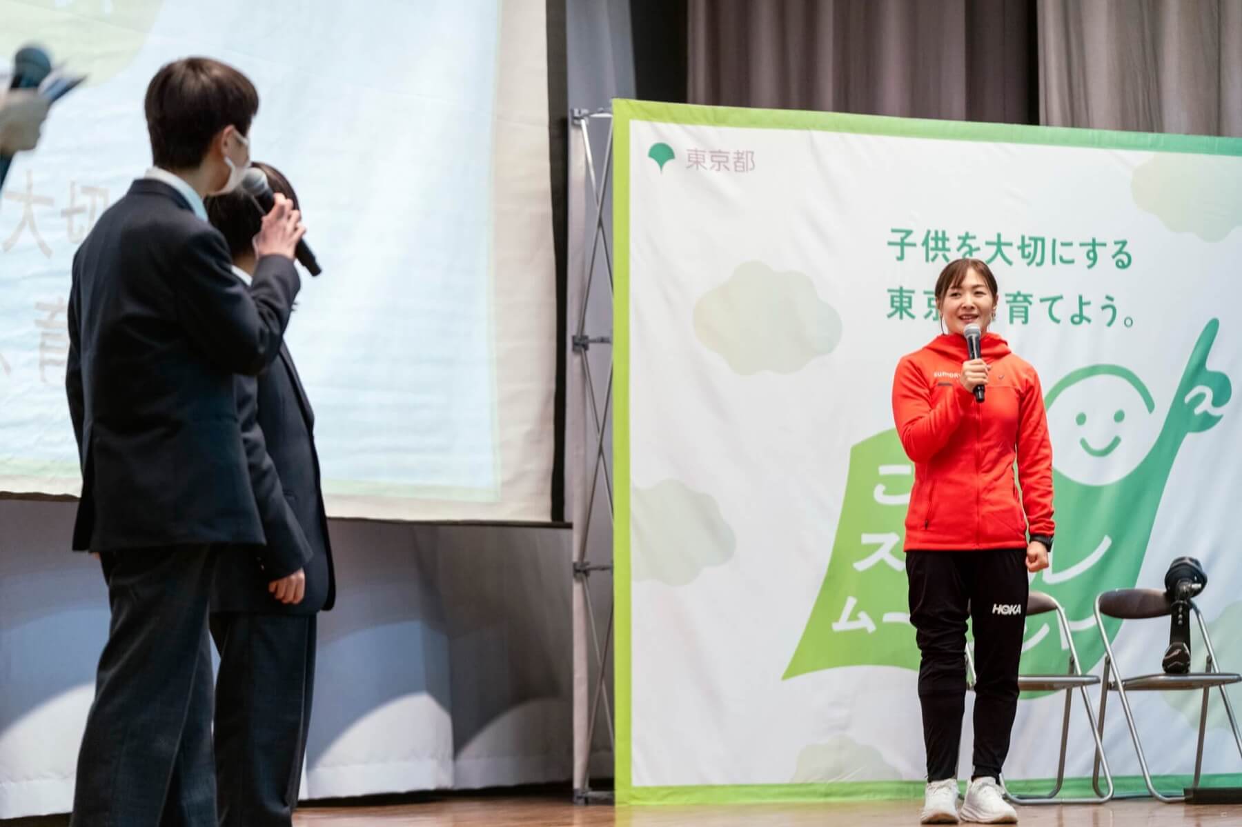 谷真海さんが壇上で代表生徒と向き合う様子