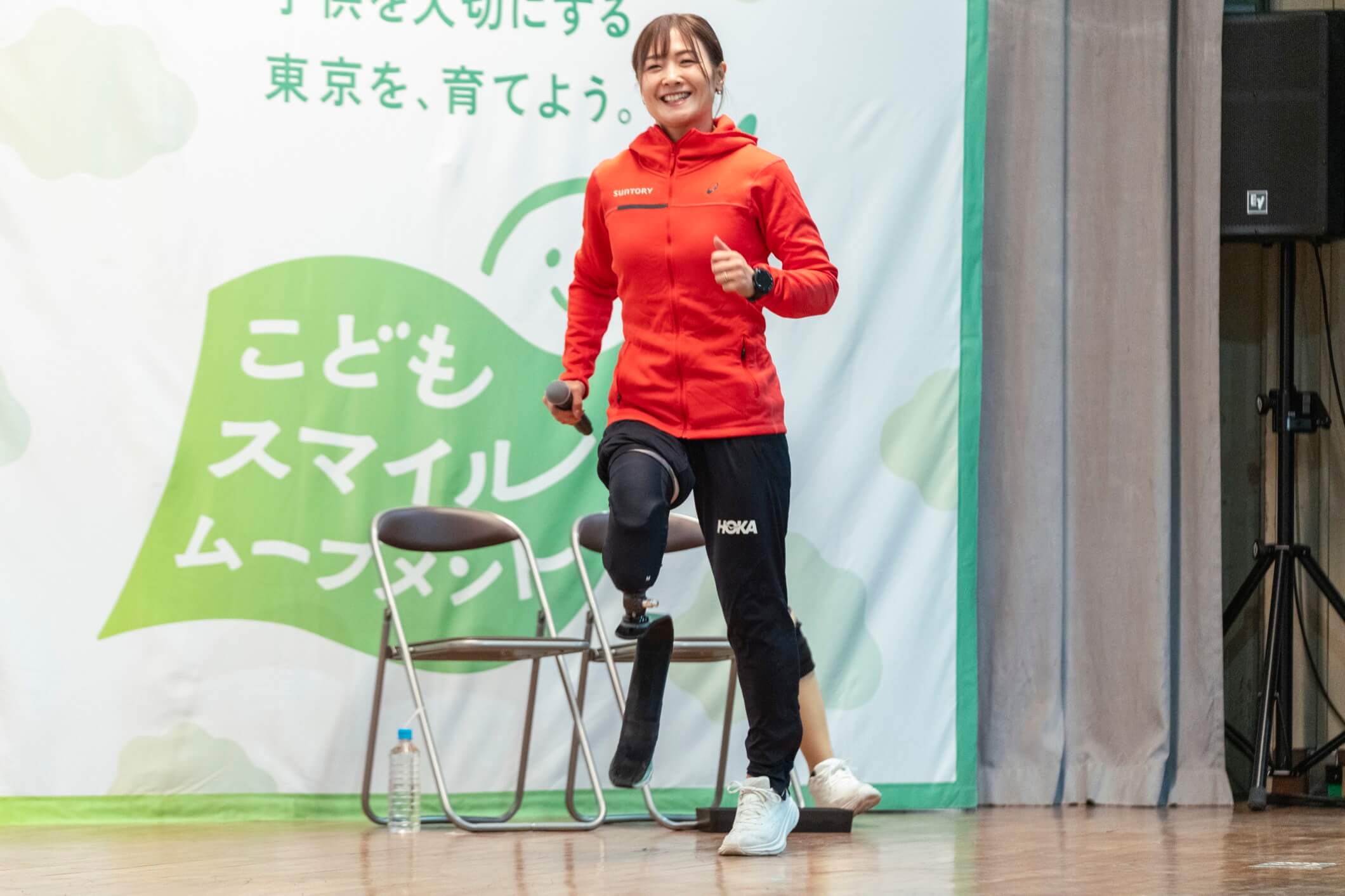 谷真海さんが義足を使った走り方を披露する様子