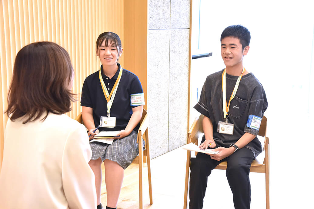 二人の中高生リポーターが取材をしている様子の写真