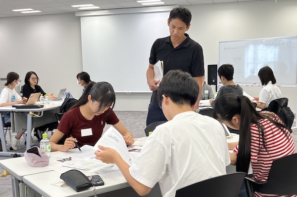 中高生リポーターが記事を作成している様子の写真