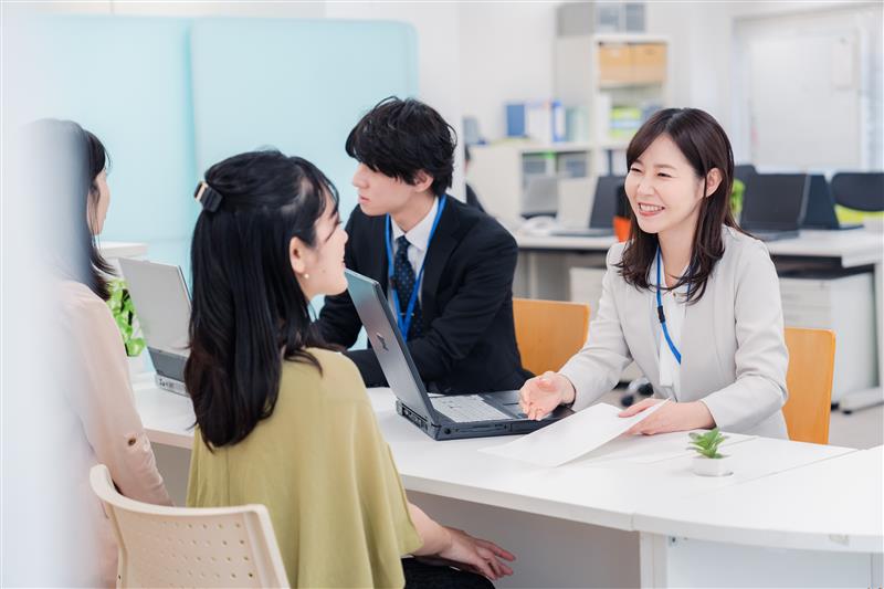会議をする人々の写真